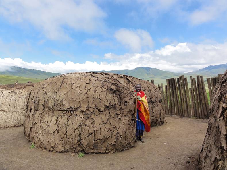 Охраняет свою избушку.