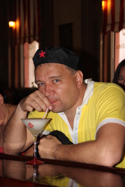 Товарищ В за чашкой бодрящего...