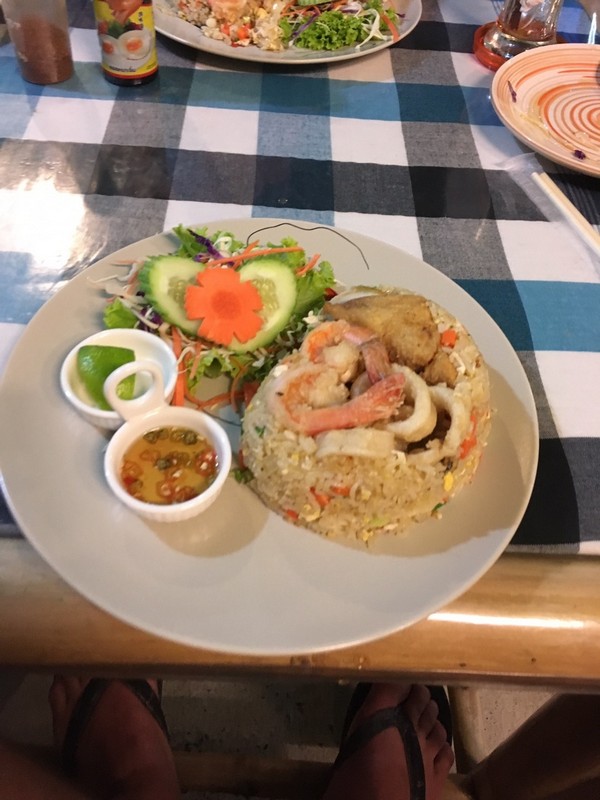 Скромный тайский обед. Рис с морскими продуктами...
