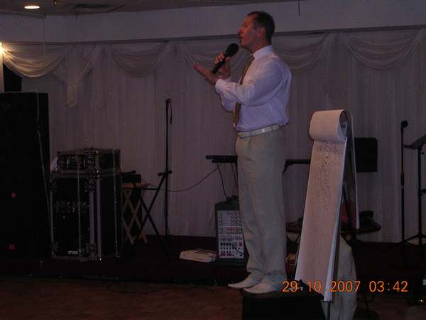 Не подумайте что памятник, просто народу много!